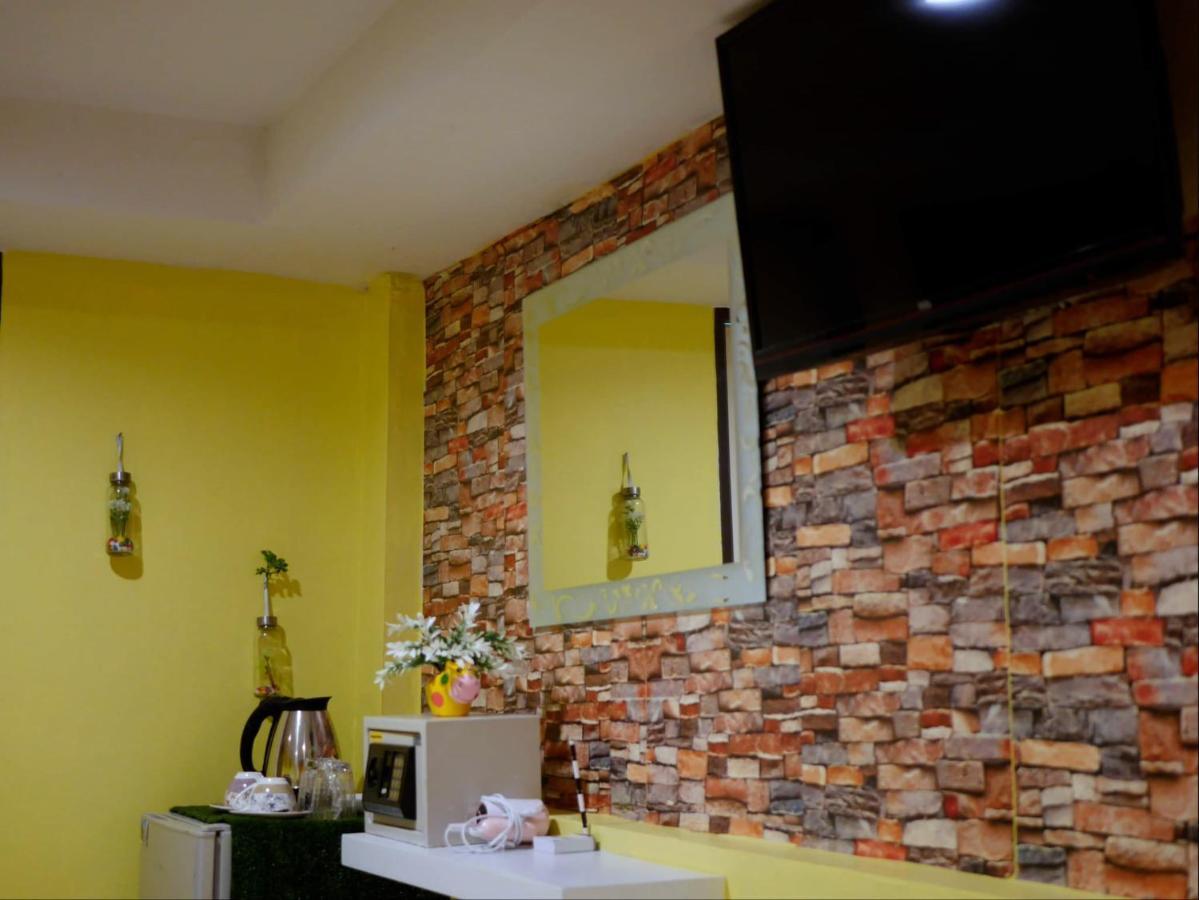 Menulis Coolly House Patong Bed and Breakfast Buitenkant foto